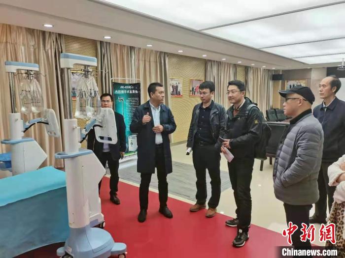 圖為上??疾靾F在甘肅科技企業(yè)參觀交流。甘肅省科技廳供圖 甘肅省科技廳供圖 攝 圖為上??疾靾F在甘肅科技企業(yè)參觀交流。甘肅省科技廳供圖 甘肅省科技廳供圖 攝