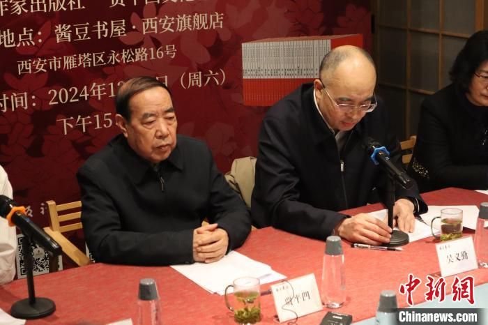 圖為賈平凹(左一)在讀者見面會現(xiàn)場?！±钜画[ 攝