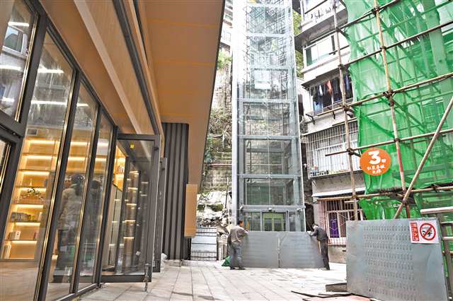 渝中區(qū)兩路口街道紅星亭坡小區(qū)，新建的無障礙電梯。（本報資料圖片）記者 羅斌 攝/視覺重慶
