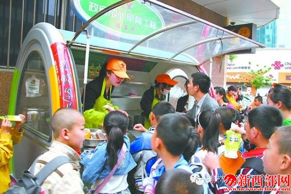 學生刷卡購買早餐.jpg