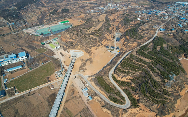 西延高鐵全線最后一座隧道——西延高鐵銅川隧道順利貫通（航拍）。劉一江攝
