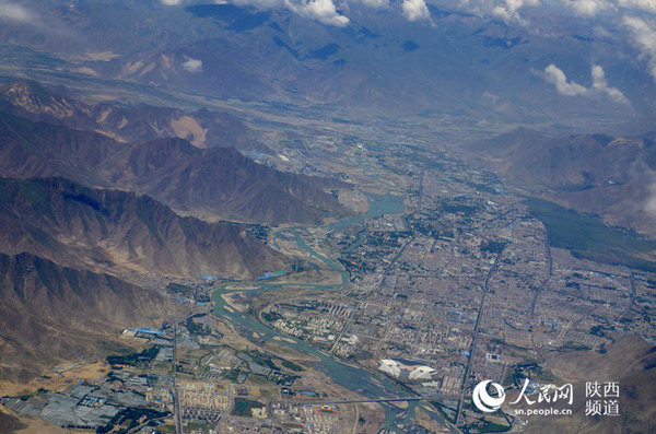 透過機艙窗戶可看到拉薩市區(qū) 吳超/攝