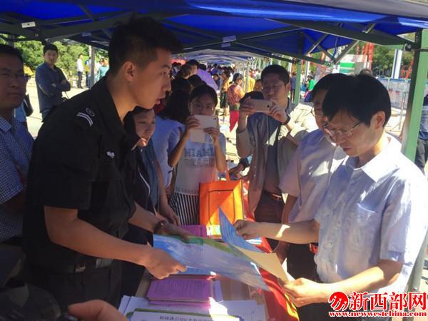 公交公司員工向副市長張海峰講解乘車安全須??jpg