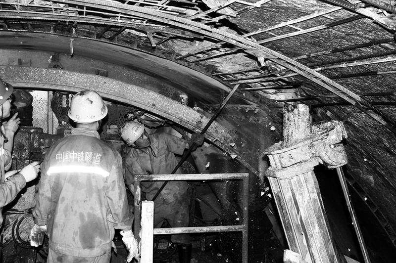 引漢濟(jì)渭工程作為我省的“南水北調(diào)”工程，對(duì)統(tǒng)籌水資源意義深遠(yuǎn)，要將漢江水引入渭河來(lái)補(bǔ)充西安、寶雞、咸陽(yáng)等5個(gè)大中城市的給水量，就需要從秦嶺底部打通一條近百公里的“暗河”，不但是陜西水利史上的里程碑式工程，而且是人類首次嘗試。農(nóng)歷臘月二十六、二十七，本報(bào)記者與近20家中省媒體一道走進(jìn)引漢濟(jì)渭嶺南工地隧洞施工現(xiàn)場(chǎng)，親歷隧道內(nèi)一線施工者如何在環(huán)境惡劣的隧洞內(nèi)連續(xù)奮戰(zhàn)，了解他們的艱辛故事與新年愿望。