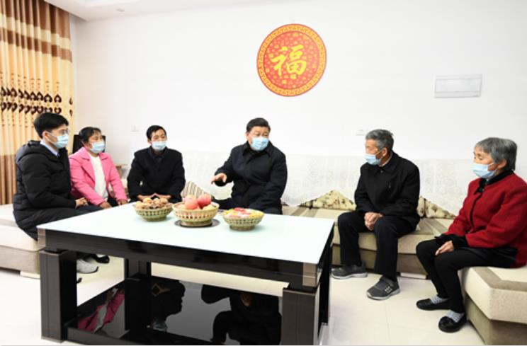 4月21日,習(xí)近平在安康市平利縣老縣鎮(zhèn)錦屏社區(qū),同搬遷戶(hù)汪顯平一家圍坐在一起拉家常。 4月21日,習(xí)近平在安康市平利縣老縣鎮(zhèn)錦屏社區(qū),同搬遷戶(hù)汪顯平一家圍坐在一起拉家常。