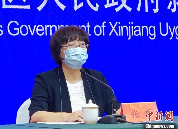 新疆新冠肺炎疫情防控工作指揮部政策落實(shí)專項(xiàng)組負(fù)責(zé)人張蓉26日在新聞發(fā)布會(huì)上公布相關(guān)政策?！≮w雅敏 攝