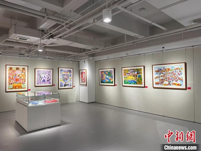 圖為現(xiàn)場展出的農(nóng)民畫作品?！∶疯O瀧 攝