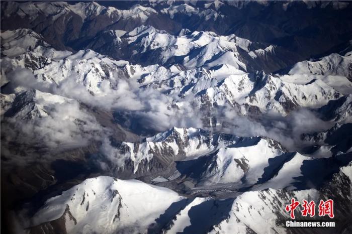 2006年7月從空中拍攝的天山雪峰。2013年6月21日,第37屆世界遺產大會正式公布,中國“新疆天山”列入世界自然遺產,成為中國第44處世界遺產。<a target='_blank' href='/'>中新社</a>記者 劉新 攝 點擊進入下一頁